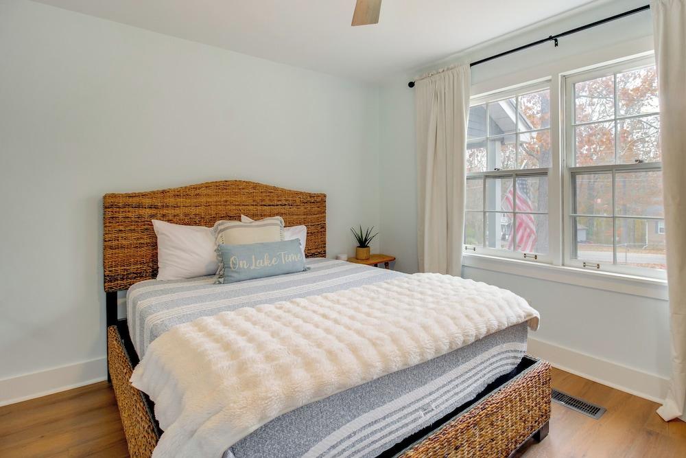 2 Mi to Tims Ford Lake! Cozy Cottage w/ Fireplace