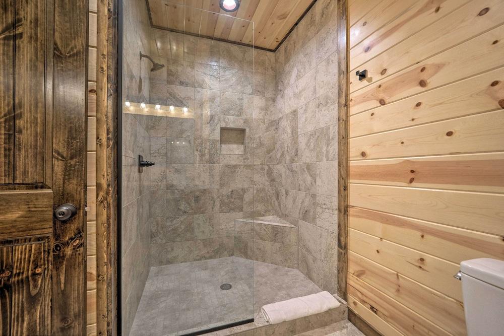 Broken Bow Cabin: Deck w/ Hot Tub & Pool Table!