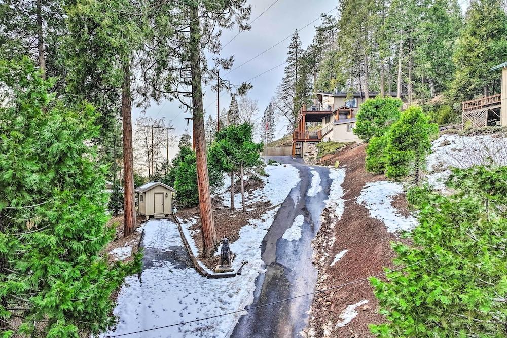 Hot Tub + Scenic Views: Luxury Twain Harte Cabin!