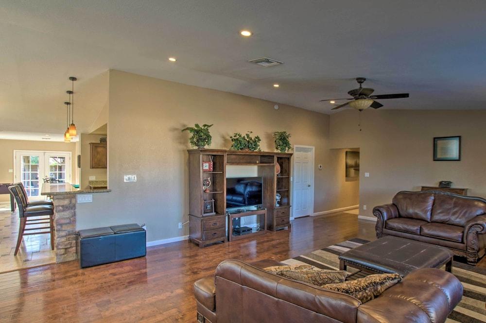 Pet-friendly Glendale Home w/ Pool & Putting Green