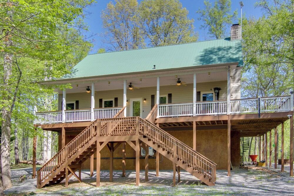 Riverfront Lake Lure Lodge w/ Deck on 13 Acres