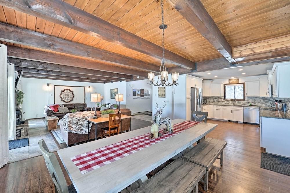 Elevated Alpine Escape: Mtn Views + Game Room!