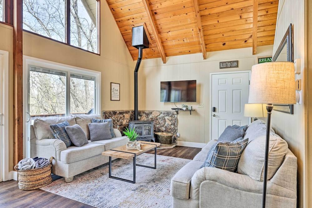California Cabin w/ Lake Access: 28 Mi to Yosemite