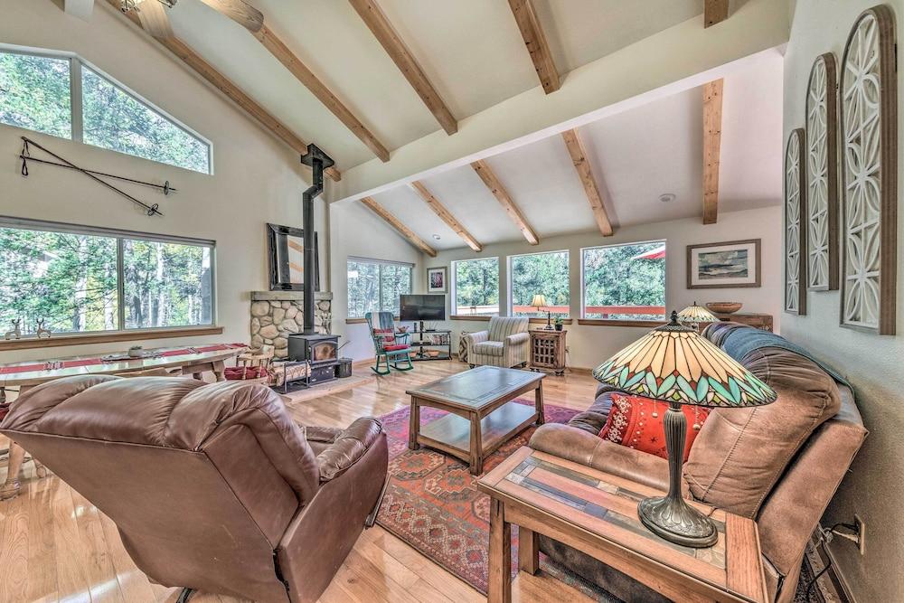 Cloudcroft Cabin w/ Deck < 2 Mi to Downtown!