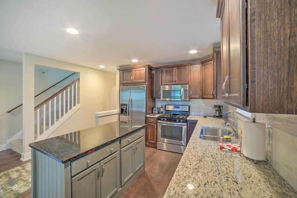 Benton Harbor Townhome w/ Golf Course View!