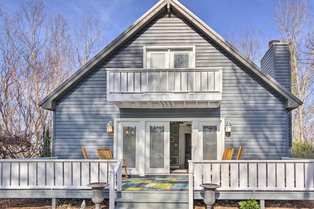 Blue Ridge Retreat w/ Mountain Views & Deck