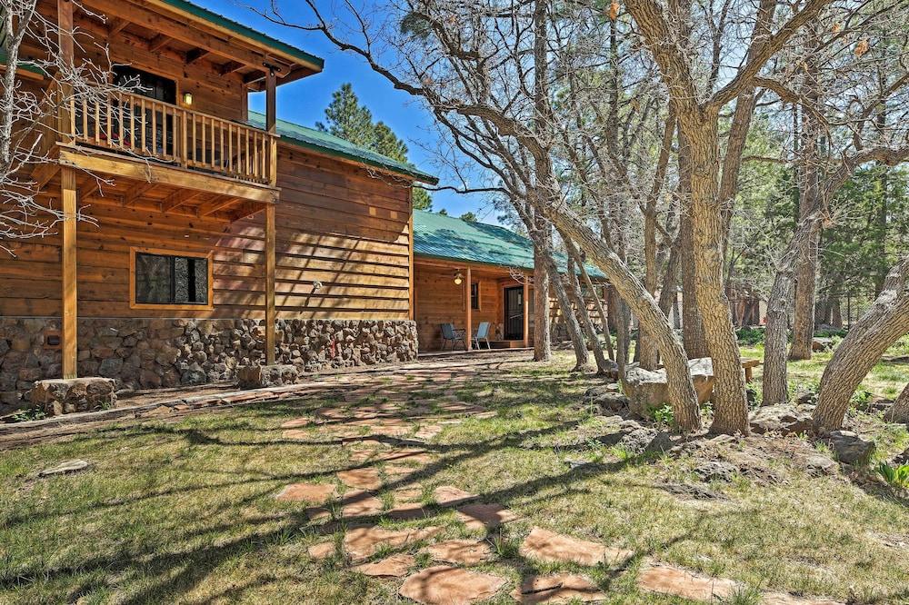 2 Decks & Game Room: Expansive Family Cabin