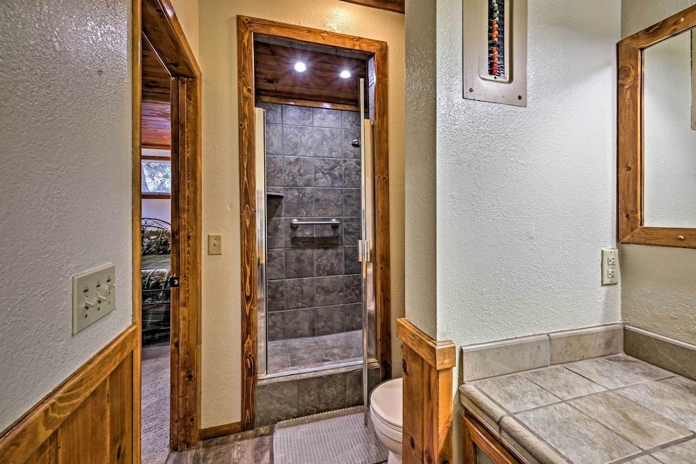 2 Decks & Game Room: Expansive Family Cabin