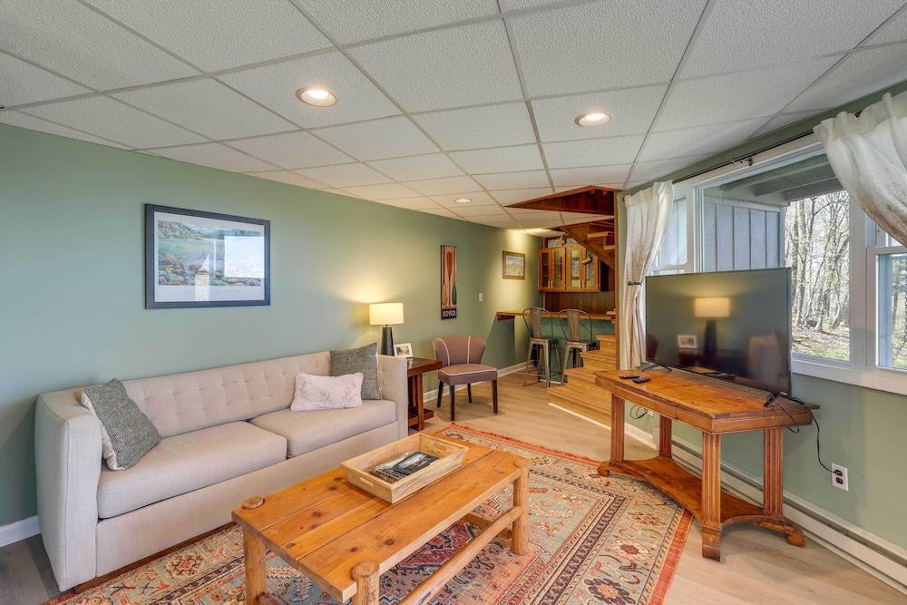 Mountaintop Mars Hill Cabin w/ Wraparound Deck!