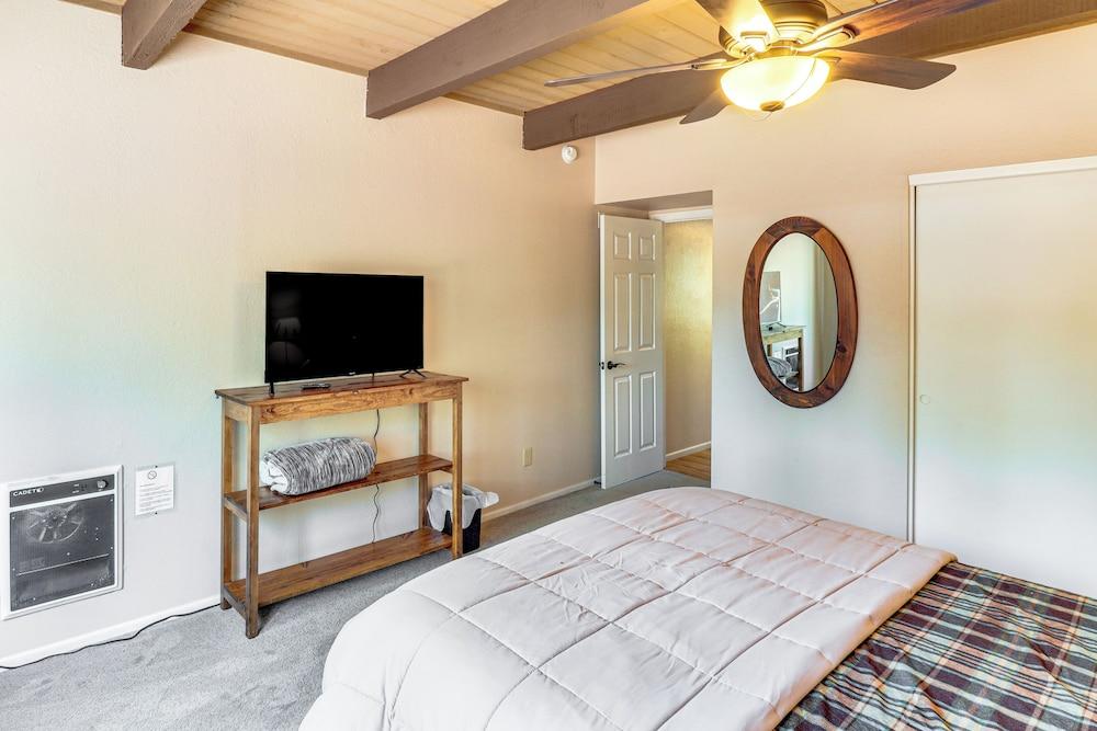 7 Mi to Rainbow Lake: Pinetop Condo w/ Patio!