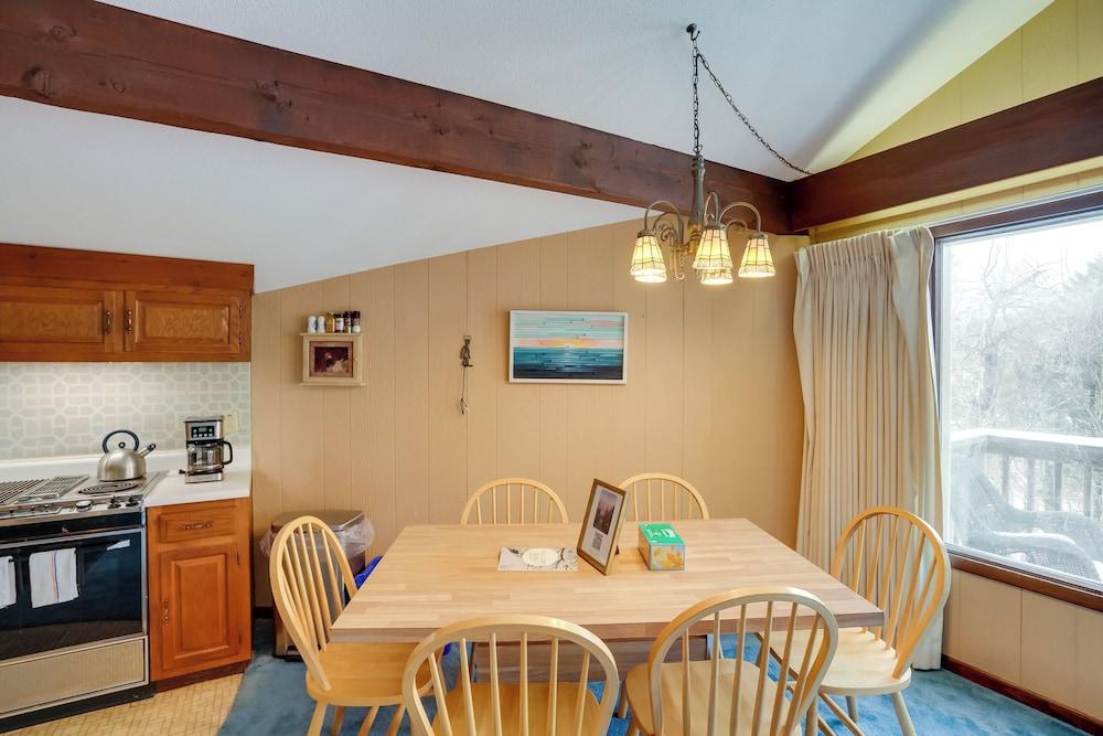 Bromley Mountain Escape w/ 2 Balconies: Hike & Ski