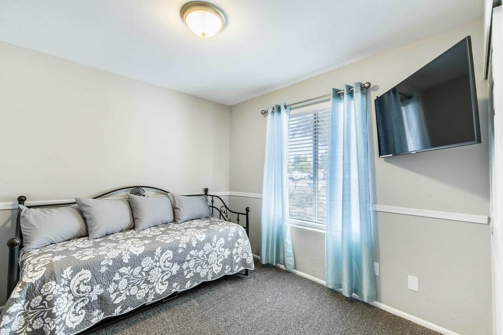 Pool & Putting Green: Scottsdale Family Escape