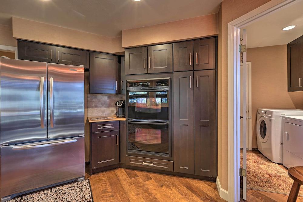 Upscale Flagstaff Country Club Home w/ Mtn Views!