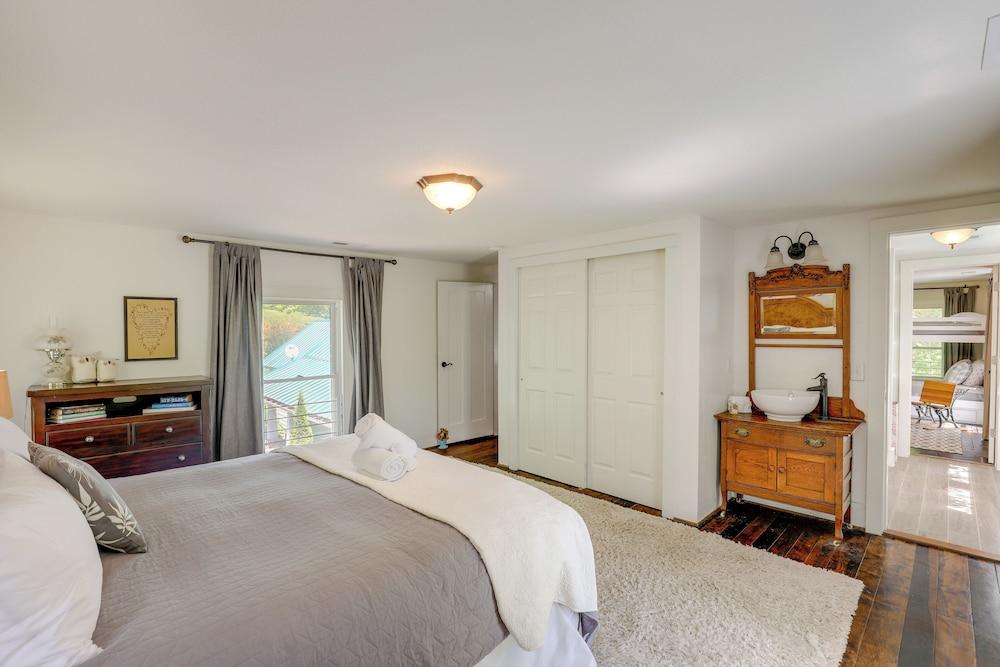 Hot Tub Soaks & Fireside Nights! Marshall Cottage