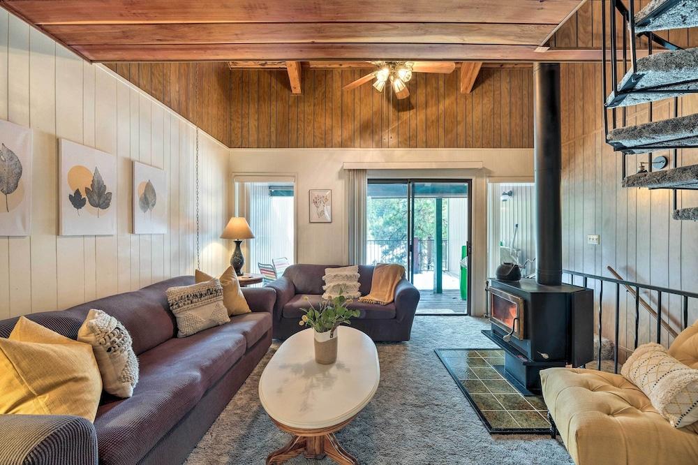 Pinecrest Retreat With Fireplace!