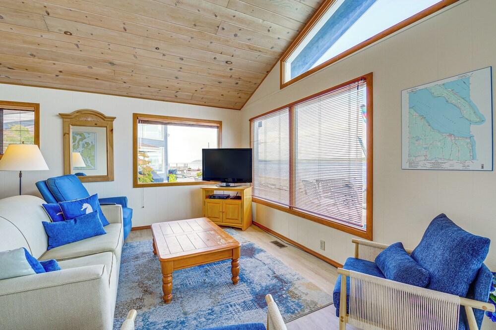 Beachfront Whidbey Island Home + Apartment!