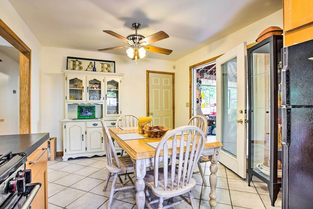 Charming Hampton Bays Home 5 Mi to Coopers Beach