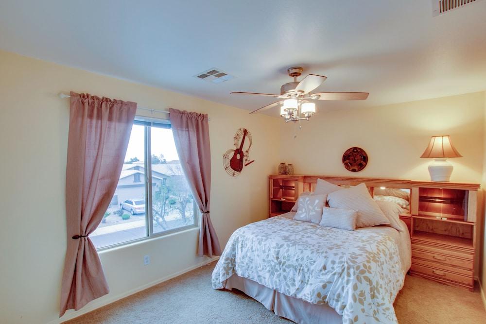 San Tan Mountain Escape w/ Patio & Pool Access!