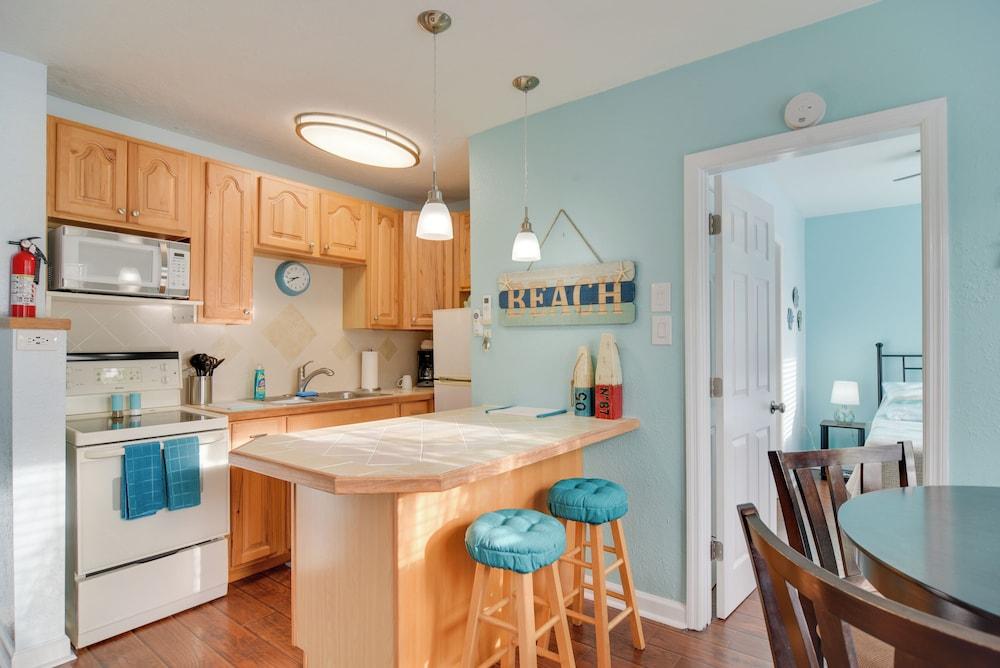 Condo w/ Community Pool - Walk to Madeira Beach!