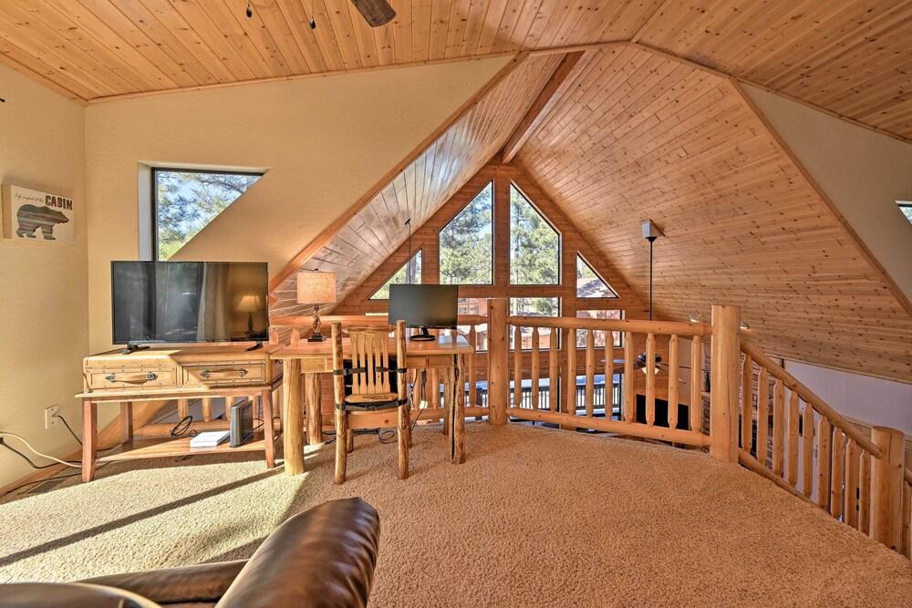 Deck, BBQ & Fireplace: Family Cabin in Show Low!