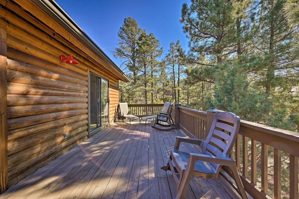 Deck, BBQ & Fireplace: Family Cabin in Show Low!