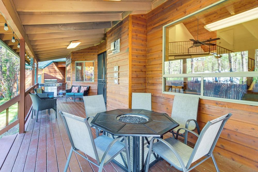 Beautiful Cabin w/ Deck Near Woodland Lake Park!
