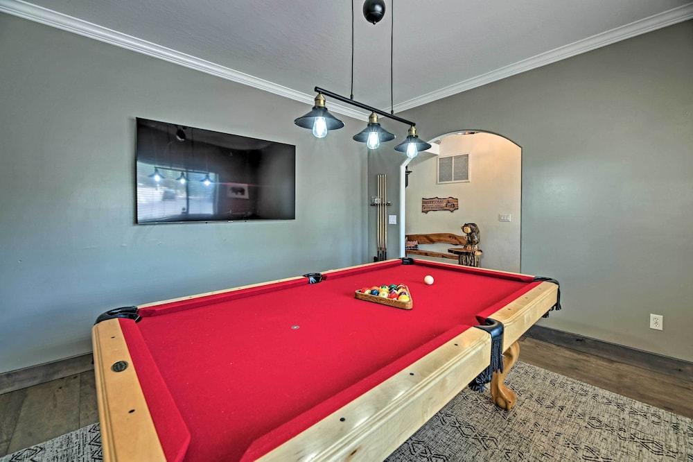 Beautiful Cabin w/ Deck Near Woodland Lake Park!