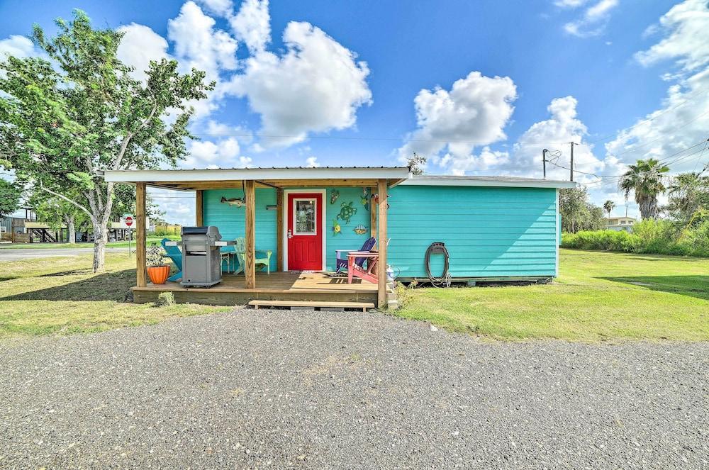 4 Mi to Beach & Fishing: Rockport Cottage w/ Deck!