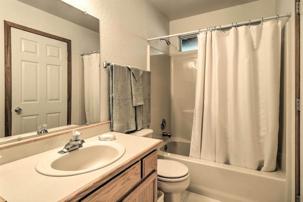 4 Mi to Big Tree State Park: Serene Cabin w/ Deck