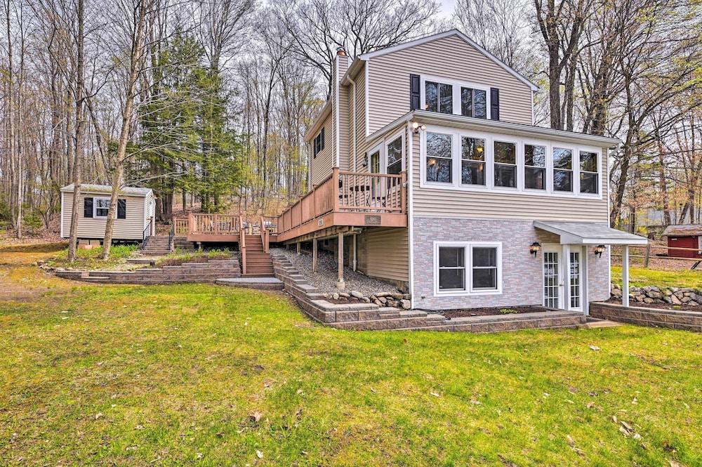 Lakefront Broadalbin Getaway w/ Deck + Kayaks