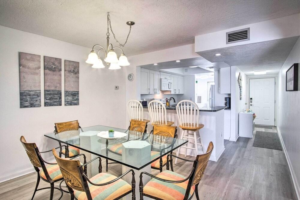 Sunny Cocoa Beach Condo w/ Balcony & Pool Access