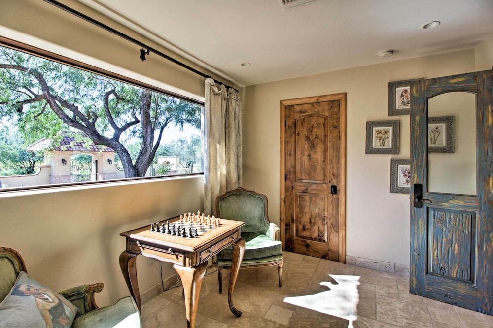 Luxe Tucson Vineyard Home w/ Views & Fire Pit