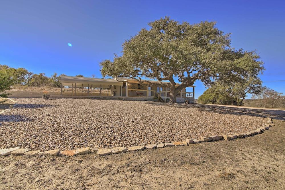 Updated Cabin w/ Fire Pit - 1 Mile From Downtown!