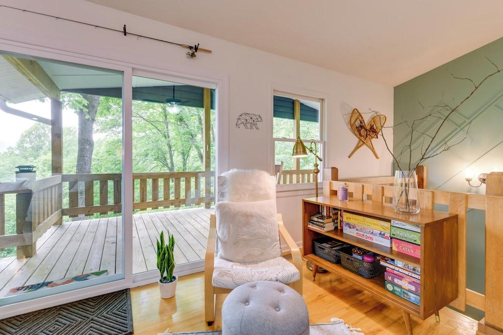 Updated Home w/ Private Hot Tub & Mtn Views!