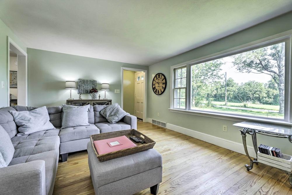 Hampton 'quiet Corner Cottage' w/ Fireplace & Yard