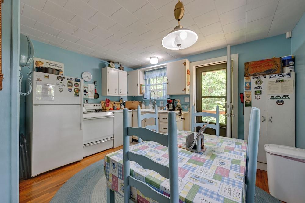 Fire Pit, Grill, & Views: Cashiers Getaway!