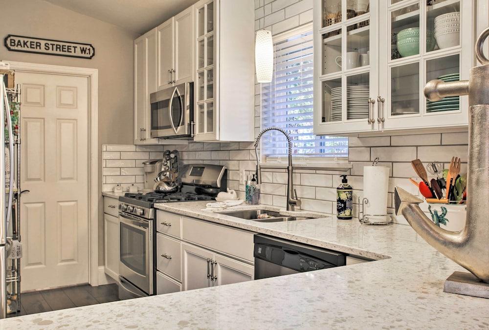 The Lake House in Rathdrum w/ Beach & Fire Pit