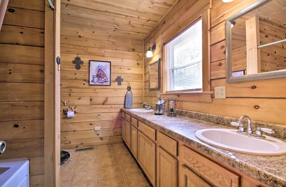 Large Cabin w/ Deck Overlooking Norfork Lake!