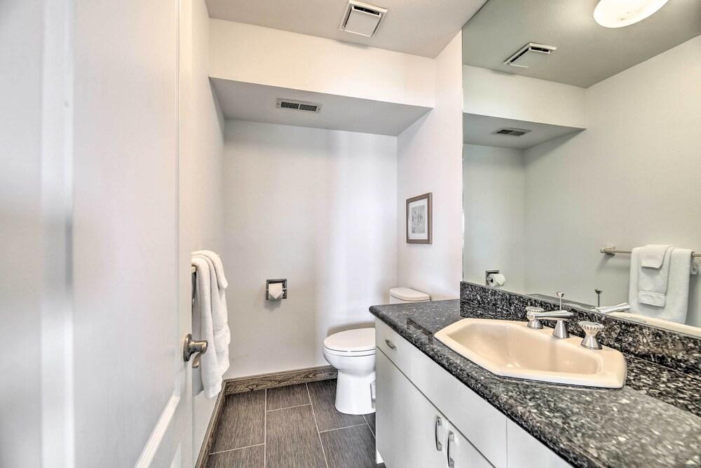 Luxurious Newport Estate w/ Spa & Lighthouse Views