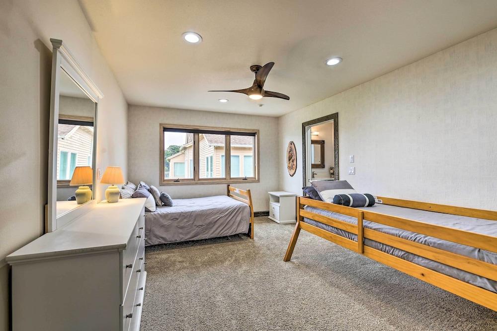 Luxurious Newport Estate w/ Spa & Lighthouse Views