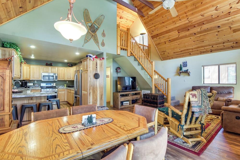 9 Mi to Rainbow Lake: Woodsy Pinetop Cabin w/ Deck