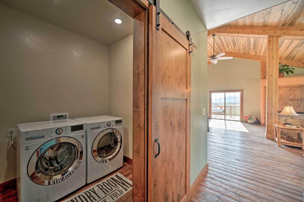 Custom Livingston Apt w/ Balcony + Mountain Views!