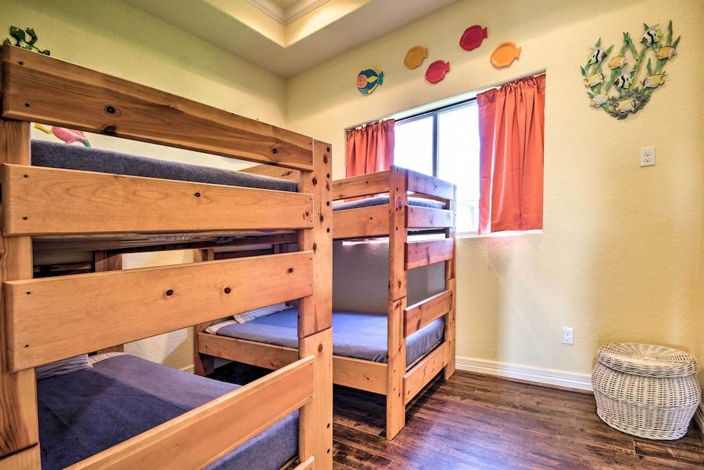 Casa Sol House w/ Deck in Crystal Beach!