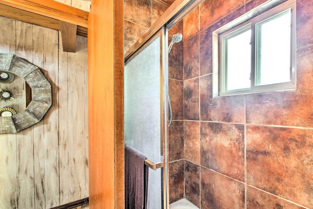 Lake Hamilton Cabin: Boating Getaway!