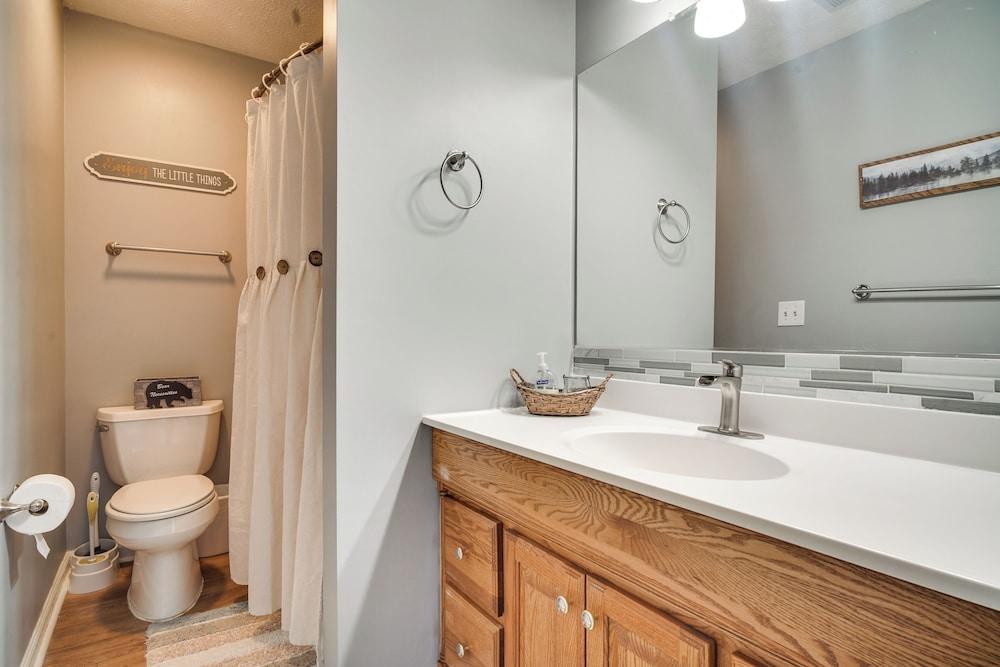 Secluded Sevierville Condo w/ Hot Tub + Mtn Views!