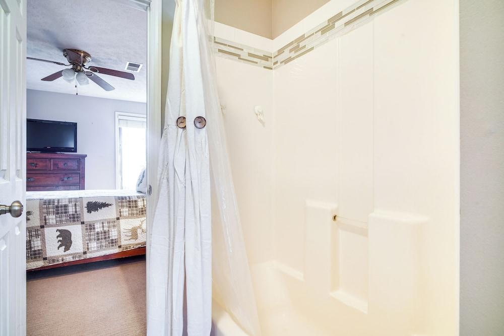 Secluded Sevierville Condo w/ Hot Tub + Mtn Views!