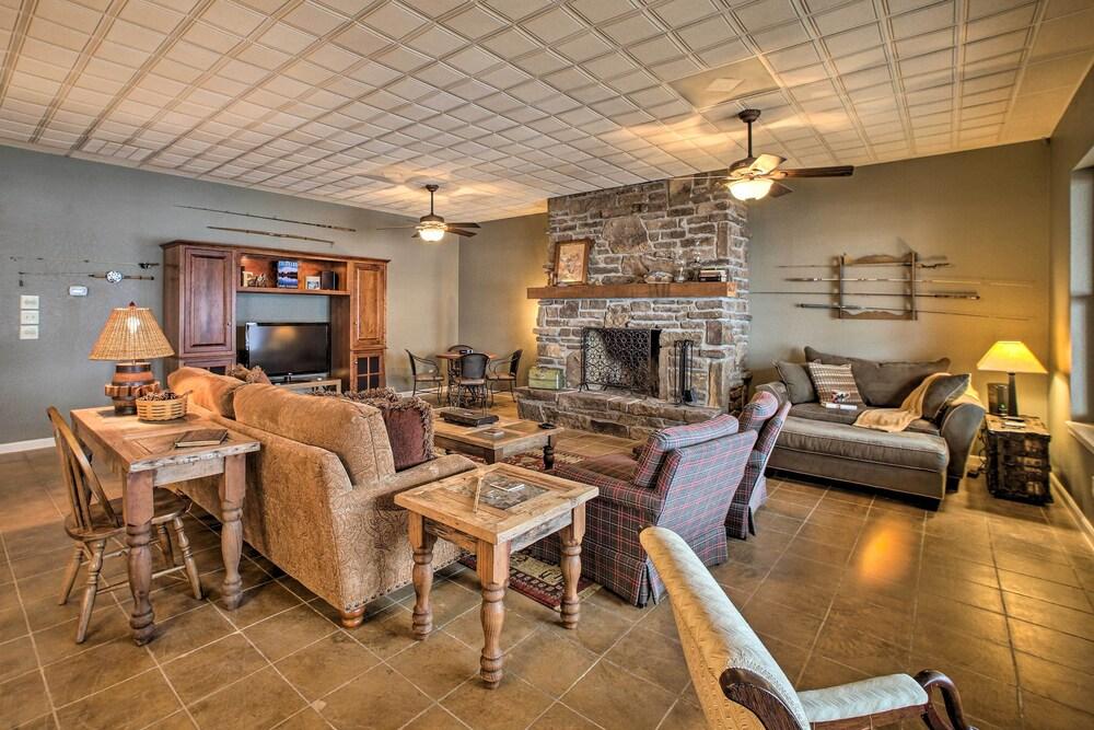 'waters Edge': Home on Shore of Beaver Lake!