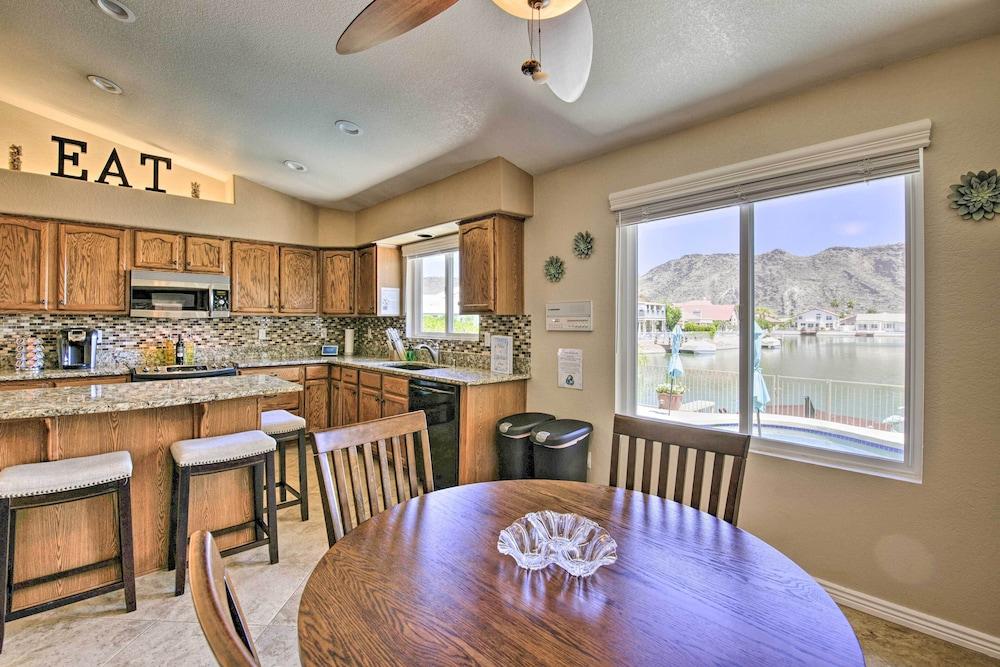 Boat Dock & Pool: Lakefront Glendale Getaway!