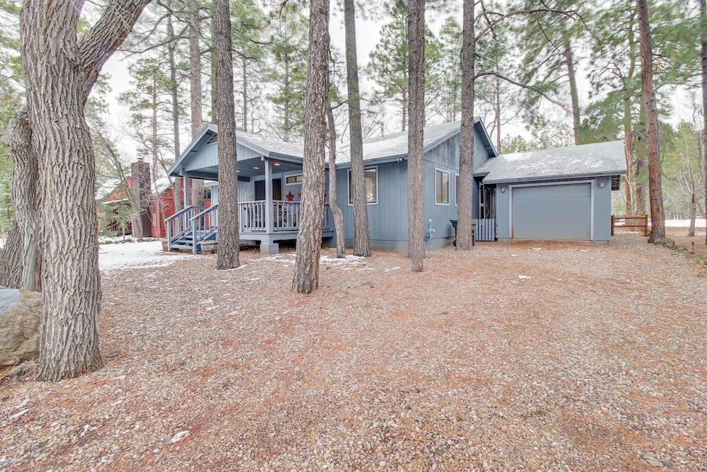 Near Hiking & Golfing: Pinetop Home w/ Deck!