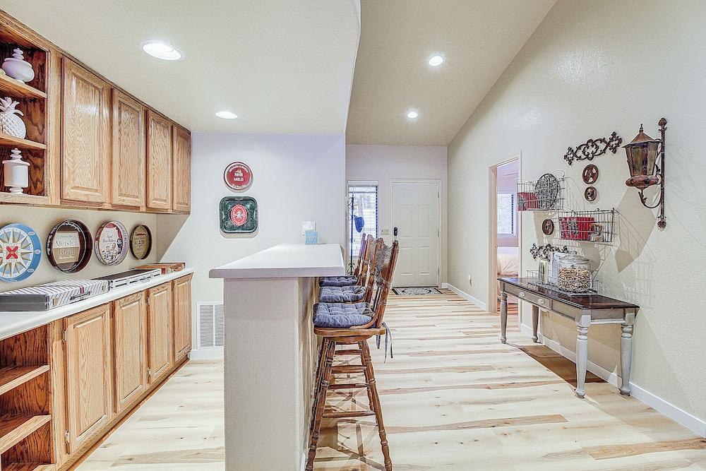 Near Hiking & Golfing: Pinetop Home w/ Deck!